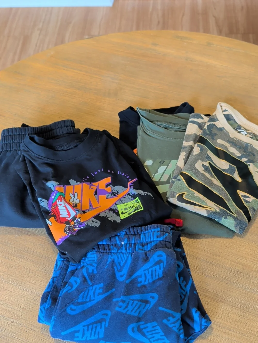 Youth Nike Lot Of Shirts And Sweatpants Size M 10-12